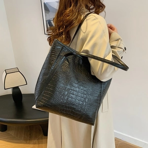 Vintage black crocodile pattern tote bag with large capacity for winter commuting