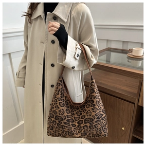 Hobo-Tasche mit Leopardenmuster und Lederriemen in einer stilvollen Detailaufnahme