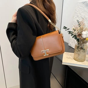 Sac bandoulière minimaliste en cuir marron avec fermoir en T doré et chaîne