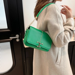 Sac bandoulière minimaliste en cuir vert émeraude avec boucle métallique dorée en T