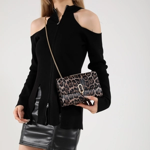 Fashionable leopard print square crossbody bag with gold chain strap and metal buckle