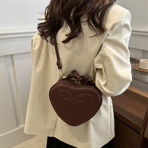 Sac à bandoulière cœur marron foncé avec motifs embossés et anse froncée
