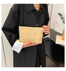Detail van een champagne gouden gewatteerde handtas met moderne metallic afwerking
