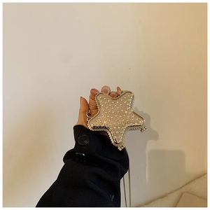 Détail d'un mini sac en forme d'étoile avec strass scintillants et monture dorée