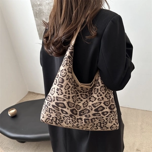 Chic leopard print large capacity Hobo shoulder bag for women with hobo style silhouette