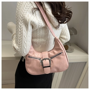Sac hobo rose avec boucle argentée et fermetures éclair, vue latérale sur modèle