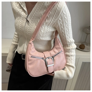 Détail du sac à bandoulière rose en demi-lune avec boucles argentées et décorations
