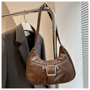 Détail du sac demi-lune marron vintage avec une grande boucle carrée en métal argenté