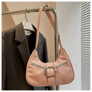 Vue détaillée du sac croissant rose avec boucle argentée et détails de fermetures éclair
