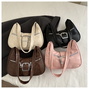 Sacs croissants vintage en crème, noir, marron et rose avec une boucle argentée