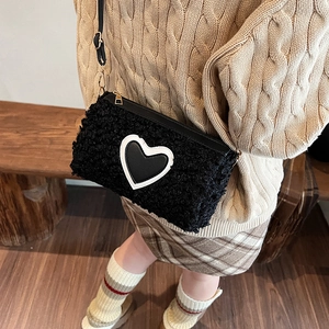 Sac à bandoulière minimaliste en peluche noire avec motif cœur et bordure blanche femme