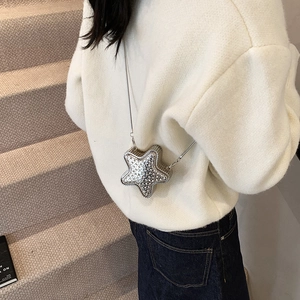 Petit sac étoile argenté avec strass et bandoulière en chaîne porté par un mannequin