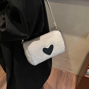 Sac cylindre en polaire blanche avec motif cœur noir en cuir et bandoulière fine
