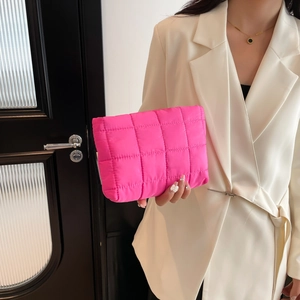 Modieuze glanzende roze gewatteerde puffer clutch tas van nylon voor dames stijl