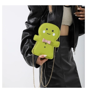 Dettaglio borsa a tracolla omino di pan di zenzero verde neon con fiocco rosa e catena
