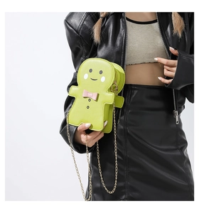 Borsa a tracolla omino di pan di zenzero verde chiaro con catena su giacca di pelle