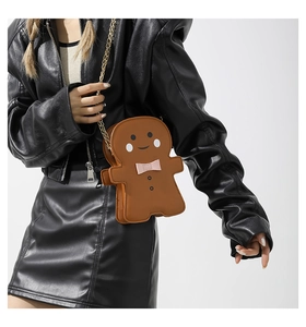 Elegante borsa a tracolla a forma di pan di zenzero con catena dorata su modella in pelle
