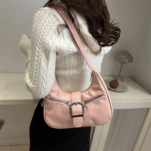Sac sous le bras croissant rose avec boucle métallique et fermetures éclair design