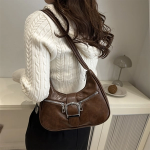 Sac sous le bras vintage marron en forme de demi-lune avec boucles argentées