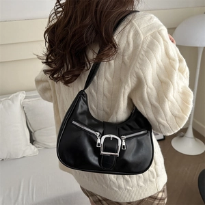 Sac sous le bras demi-lune noir avec boucles argentées et double fermeture éclair sur modèle
