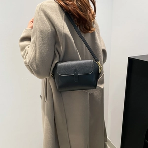 Sac bandoulière chic en cuir noir à motif litchi avec des détails dorés raffinés