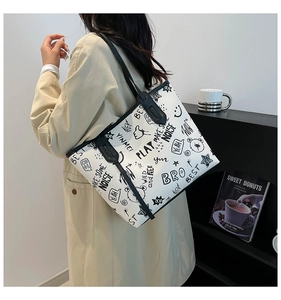 Vue détaillée du grand sac cabas avec des graffitis noirs artistiques sur fond blanc
