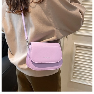 Détail du petit sac carré lavande avec texte Fashion Trend embossé et fermoir argenté