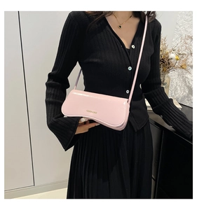Primer plano de bolso rosa en charol con fondo ondulado y logotipo dorado