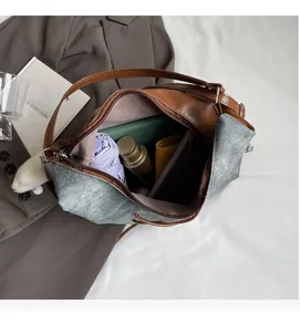 Interno spazioso della borsa tote in denim con spazio per ombrello e cosmetici