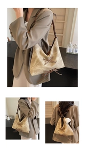 Dettaglio borsa hobo vintage beige con lacci incrociati e catena in metallo