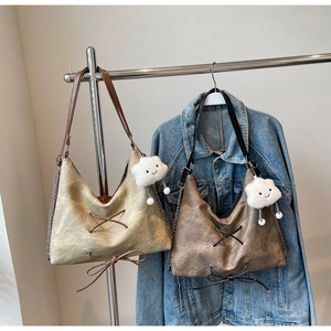 Dettagli di borse vintage con fiocchi, catene metalliche e ciondoli a nuvola