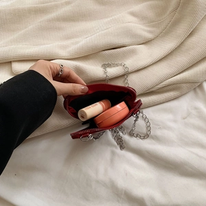 Rote Mini-Dreieckstasche mit Kette für Lippenstift und Münzen mit Silberriemen