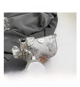 Détail du sac bandoulière blanc avec motifs papillons et bandoulière tissée large