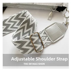 Gros plan sur la bandoulière tissée chevron réglable avec boucles en métal argenté