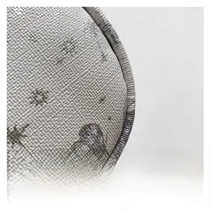 Détail du motif d'étoiles et imprimé monogramme sur sac en similicuir à grain litchi