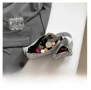 Détail du sac à bandoulière grande capacité avec sangle large et pochette assortie