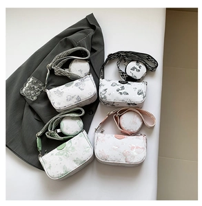 Détails de quatre sacs bandoulière imprimé papillon avec porte-monnaie et bandoulière tissée