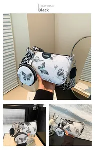 Détail du sac bandoulière blanc imprimé papillon avec pochette et sangle large