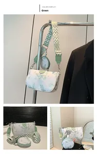 Détail du sac bandoulière papillon vert clair avec large sangle et petit porte-monnaie rond
