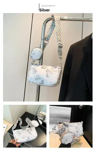 Détail du sac bandoulière blanc avec imprimé papillon lavande et porte-monnaie rond
