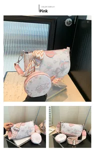 Détail du sac à bandoulière en PU blanc avec papillons à l'encre et petit porte-monnaie