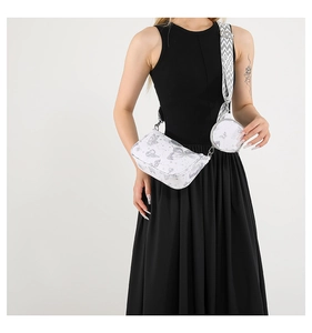 Détail du sac bandoulière blanc en PU avec imprimé papillon et porte-monnaie rond