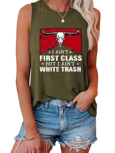 Détail du haut sans manches vert armée avec motif de crâne et slogan de style rétro