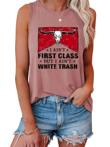 Détail de l'imprimé crâne de taureau et du slogan sur ce débardeur rose sans manches