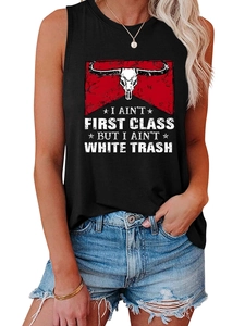 Détail d'un débardeur noir en coton avec imprimé crâne de taureau vintage et slogan