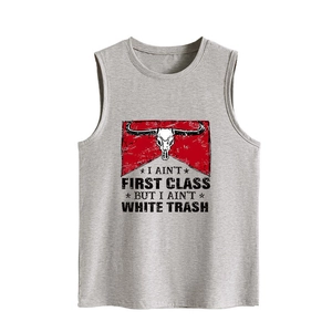 Détail d'un débardeur gris en maille avec motif crâne de taureau vintage et slogan