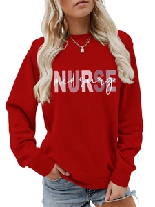 Dettaglio felpa rossa girocollo con stampa NURSE e med surg in stile casual chic