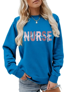 Dettaglio felpa blu reale con stampa NURSE rosa e scritte med surg bianche