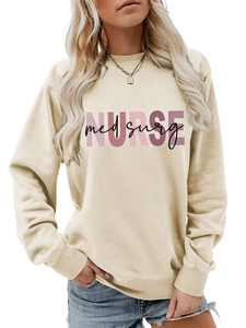 Dettaglio della felpa beige con stampa rosa NURSE e scritte nere med surg