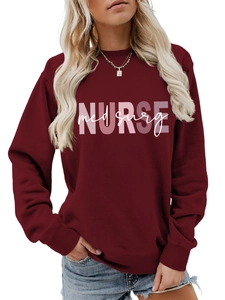 Dettaglio felpa girocollo bordeaux con grafica NURSE med surg e polsini a costine